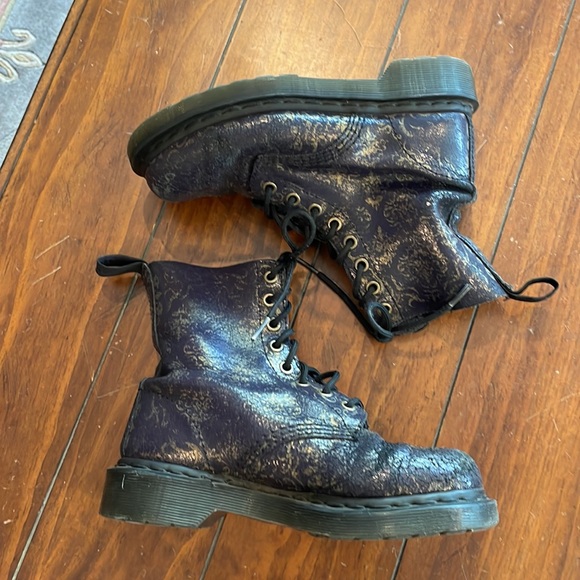 Dr Martin’s black gold printed leather boots (sz 5) - Picture 3 of 11